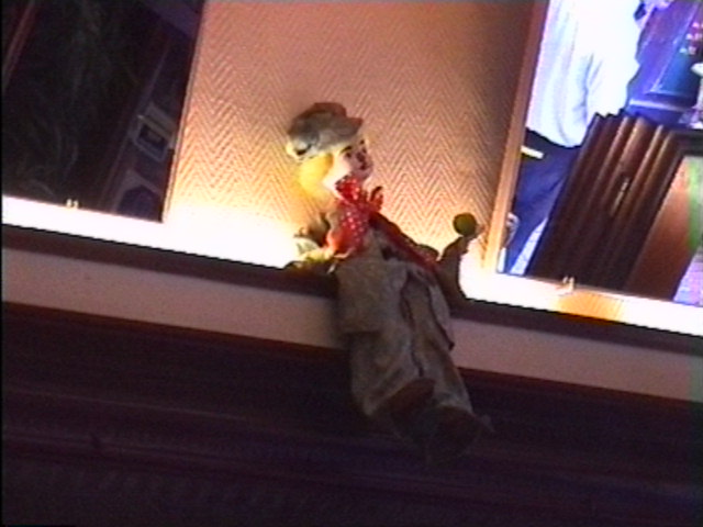 44 - PETIT PERSONNAGE DANS LE RESTAURANT.JPG
